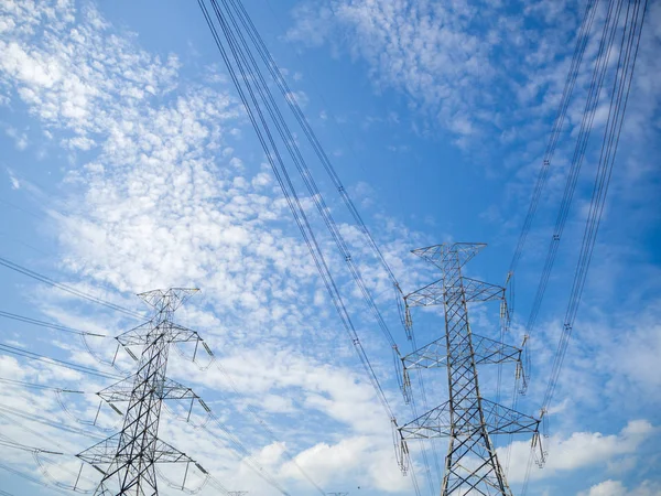 Aço eletricidade pilão no céu azul brilhante fundo . — Fotografia de Stock