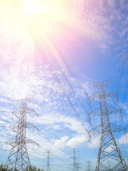 Acél villamosenergia pilon ragyogó kék ég háttér. — Stock Fotó
