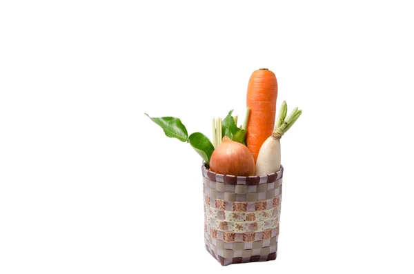 Φρέσκα λαχανικά ωμό καρότο, κρεμμύδι, ραπανάκι σε καλάθι που απομονώνονται σε λευκό φόντο — Φωτογραφία Αρχείου
