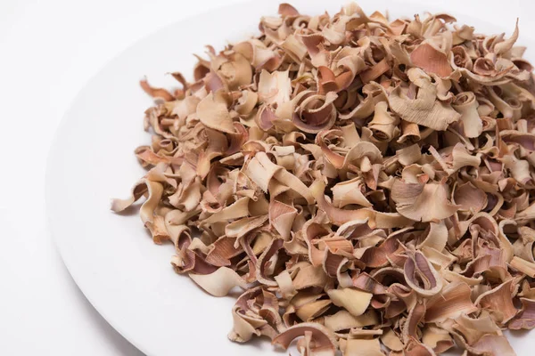 Tè alla frutta secca di Bael (Aegle marmelos) isolato su sfondo bianco — Foto Stock