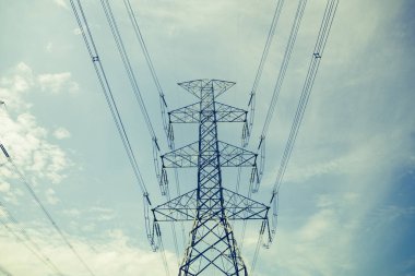 Mavi gökyüzü bir yüksek gerilim elektrik dikmesi 