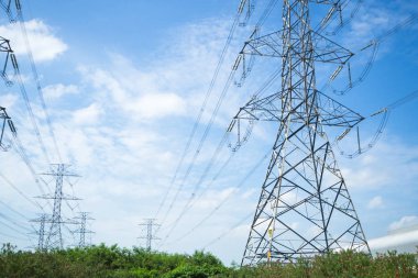 Mavi gökyüzü bir yüksek gerilim elektrik dikmesi 