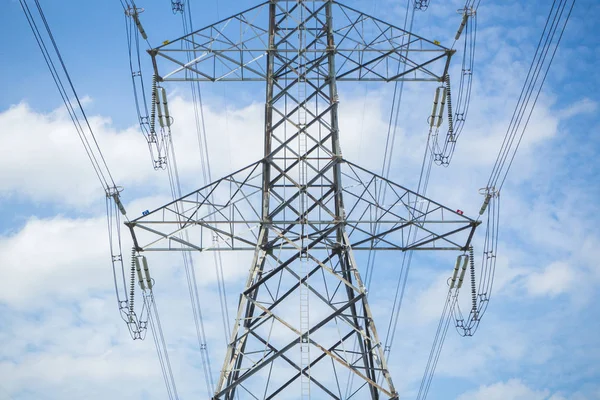 Pilones de alta tensión contra el cielo azul — Foto de Stock