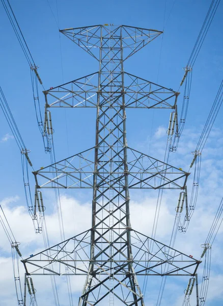 A nagyfeszültségű power Pilonok-kék ég ellen — Stock Fotó