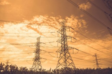 Yüksek gerilim enerji santrali ve dönüşüm meydanının silüeti