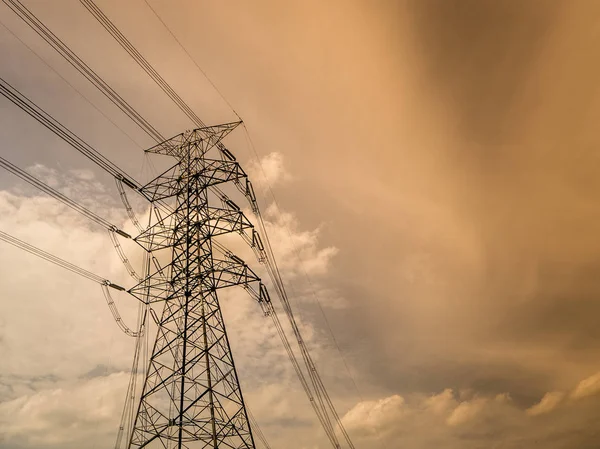 Yüksek gerilim enerji santrali ve dönüşüm meydanının silüeti