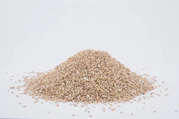 Organiczne nasiona Quinoa (Chenopodium quinoa), zdrowe wegańskie praktyczno jedzenie na białym tle — Zdjęcie stockowe