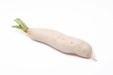 Beyaz arka plan üzerinde taze beyaz turp solated