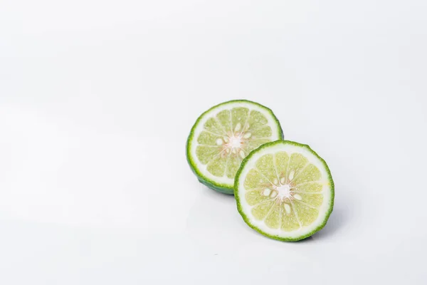 Bergamott frukt: bergamott på vit bakgrund. — Stockfoto