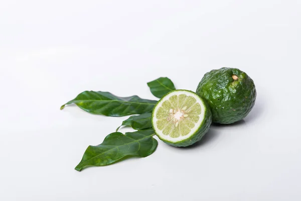 Fruta bergamota: Bergamota sobre fondo blanco . — Foto de Stock