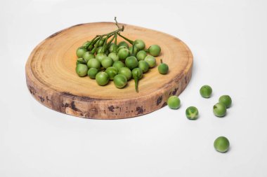 Doğrama ahşap arka plan üzerinde Türkiye berry (Solanum torvum)