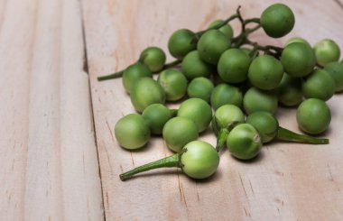 Bir ahşap zemin üzerinde Türkiye berry (Solanum torvum SW)