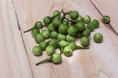 Bir ahşap zemin üzerinde Türkiye berry (Solanum torvum SW)