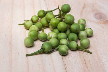 Bir ahşap zemin üzerinde Türkiye berry (Solanum torvum SW)