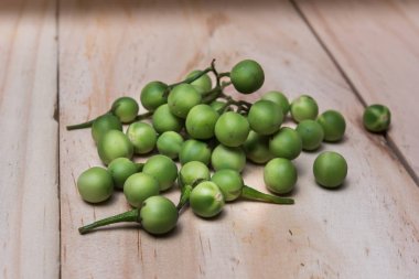 Bir ahşap zemin üzerinde Türkiye berry (Solanum torvum SW)