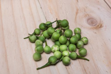 Bir ahşap zemin üzerinde Türkiye berry (Solanum torvum SW)