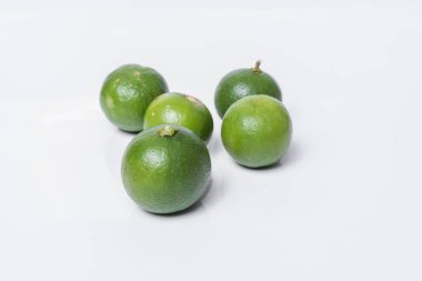 Kireç. Beyaz zemin üzerine taze meyve.