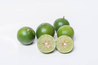 Kireç. Beyaz zemin üzerine taze meyve.