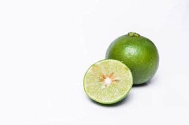 Kireç. Beyaz zemin üzerine taze meyve.