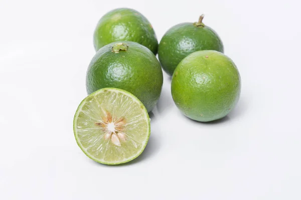 Lime. Färsk frukt på vit bakgrund. — Stockfoto