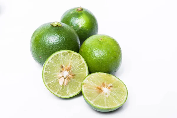 Lime. Färsk frukt på vit bakgrund. — Stockfoto