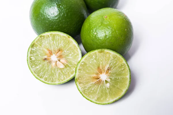 Lime. Färsk frukt på vit bakgrund. — Stockfoto