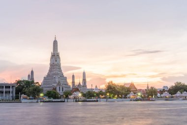 WAT Arun, Bangkok, Tayland için renkli bir gökyüzü gün batımında ile Chao Phraya Nehri kenarındaki