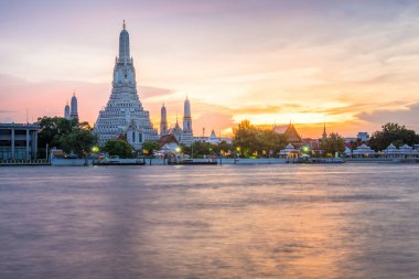 WAT Arun, Bangkok, Tayland için renkli bir gökyüzü gün batımında ile Chao Phraya Nehri kenarındaki