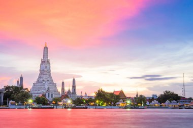 WAT Arun, Bangkok, Tayland için renkli bir gökyüzü gün batımında ile Chao Phraya Nehri kenarındaki