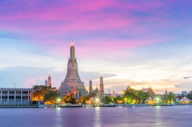 WAT Arun, Bangkok, Tayland için renkli bir gökyüzü gün batımında ile Chao Phraya Nehri kenarındaki