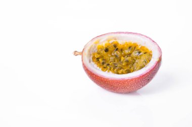 Paket tasarım öğesi olarak beyaz arka plan üzerinde Passion fruit