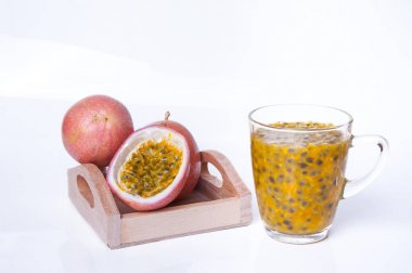 Paket tasarım öğesi olarak beyaz arka plan üzerinde Passion fruit