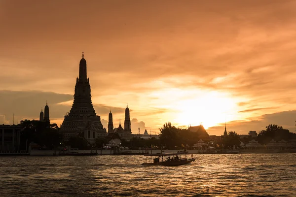 Wat Arun, a lo largo de la orilla del río Chao Phraya con un cielo colorido al atardecer en Bangkok, Tailandia — Foto de Stock