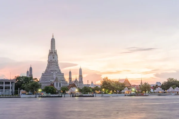 Wat Arun, a lo largo de la orilla del río Chao Phraya con un cielo colorido al atardecer en Bangkok, Tailandia — Foto de Stock