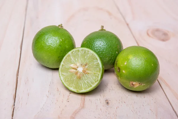 Lime. Färsk frukt på träskiva bakgrund. — Stockfoto