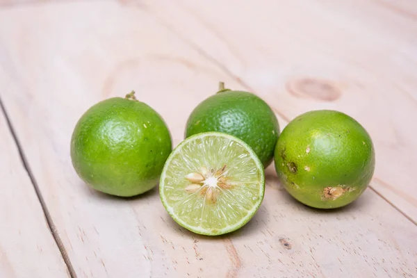 Limón. Fruta fresca sobre fondo de tablero de madera . — Foto de Stock