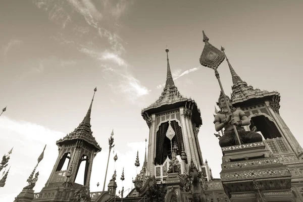 Bangkok, Thailandia - 20 ottobre 2017 La Cereonia Reale della Creazione per Sua Maestà Re Bhuibol Adulyadej a Sanam Luang si prepara ad essere usata come funerale reale dal 26 al 29 ottobre 2017 — Foto Stock