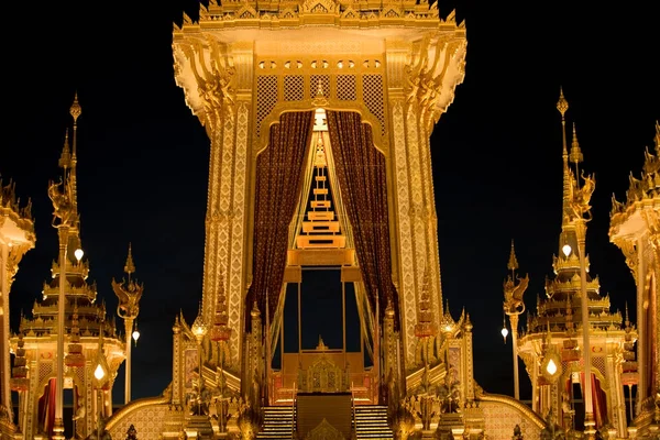 Bangkok, Tailandia - 20 de octubre de 2017 La Cereonia de Creación Real para Su Majestad el Rey Bhuibol Adulyadej en Sanam Luang se preparó para ser utilizada como funeral real del 26 al 29 de octubre de 2017 — Foto de Stock