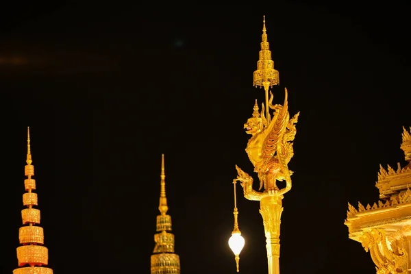 Бангкок, Таиланд - 20 октября 2017 года Королевская церемония создания Его Величества короля Бхуибола Адульядета в Санам Луанге, подготовленная для использования в качестве королевских похорон 26-29 октября 2017 года — стоковое фото