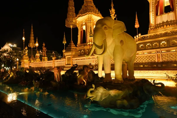 Bangkok, Tailandia - 20 de octubre de 2017 La Cereonia de Creación Real para Su Majestad el Rey Bhuibol Adulyadej en Sanam Luang se preparó para ser utilizada como funeral real del 26 al 29 de octubre de 2017 —  Fotos de Stock