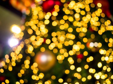 Işıklar ve süs süsleme, bulanık tatil arka plan ile renkli bulanık Noel ağacı arka plan