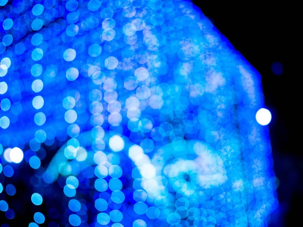 Bokeh ljus oskärpa blå bakgrund på stad natt, abstrakt ljusa — Stockfoto