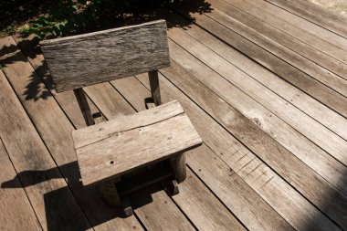 Ahşap zemin üzerinde ahşap Bank