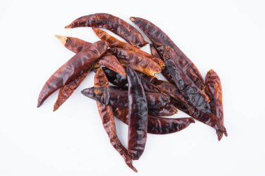 Kurutulmuş kırmızı biber veya kırmızı biber biber üzerinde beyaz backg izole