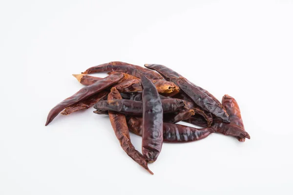 Getrocknete rote Chili oder Chili Cayennepfeffer isoliert auf weißem Backg — Stockfoto