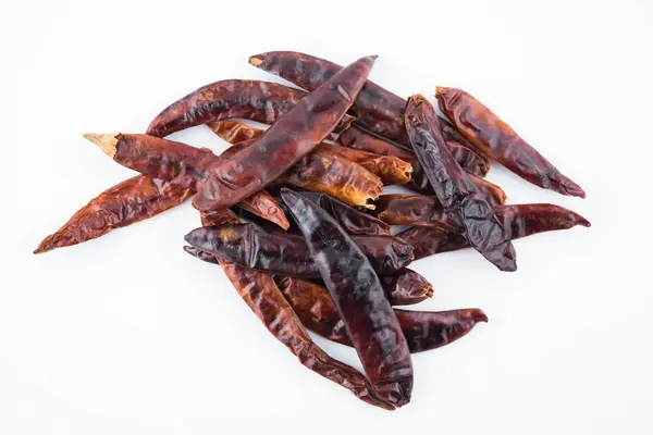 Getrocknete rote Chili oder Chili Cayennepfeffer isoliert auf weißem Backg — Stockfoto