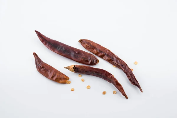 Getrocknetes rotes Chili oder Chili Cayennepfeffer isoliert auf weißem Hintergrund, rotes getrocknetes Chili, Lebensmittelzutat für scharfes Kochen — Stockfoto
