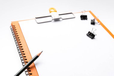 Alanı boş kağıt A4 ve kalem ve arka ciltçi klibini sekmesinde kopyalamak