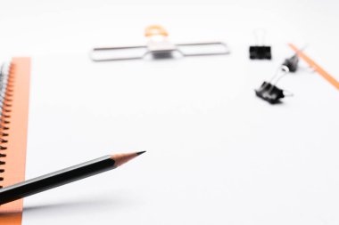 Alanı boş kağıt A4 ve tablo beyaz arka plan, üstten görünüm kalem ve geri bağlayıcı klibi kopyalamak