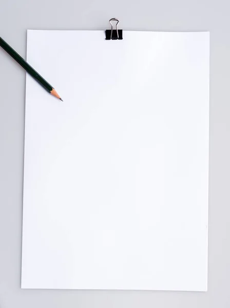 Alanı boş kağıt A4 ve kalem ve arka ciltçi klibini sekmesinde kopyalamak — Stok fotoğraf